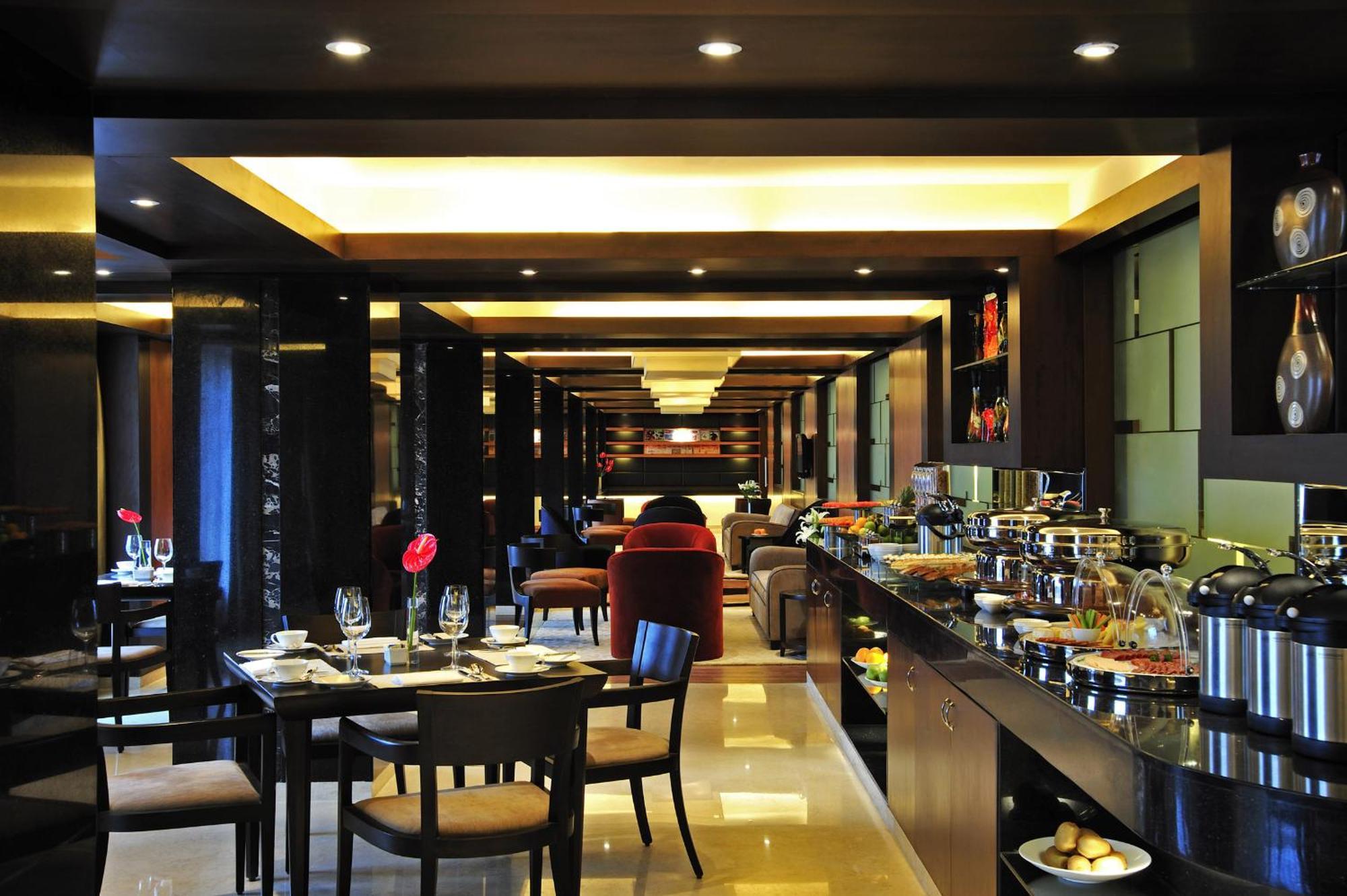 Taj Club House Hotel Csennai Kültér fotó